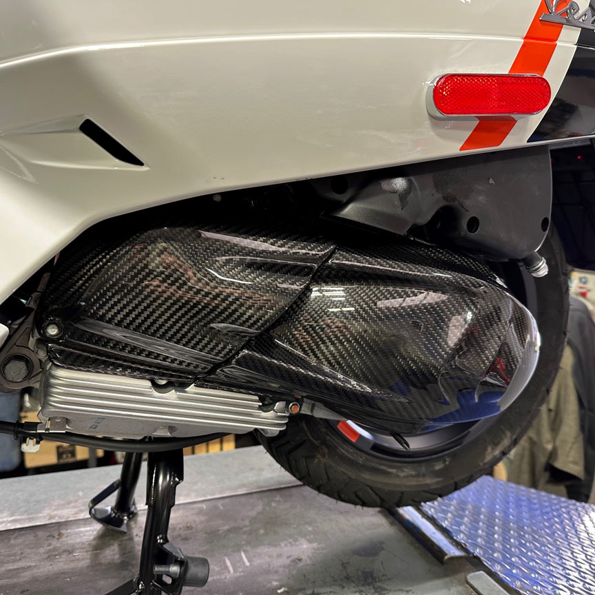 *REAL CARBON FIBER GLOSS*  PLASTIC OUTER BELT COVER WITH LOUVERS - GTS/GTV/SUPER 300 HPE HPE2 2020-2025
