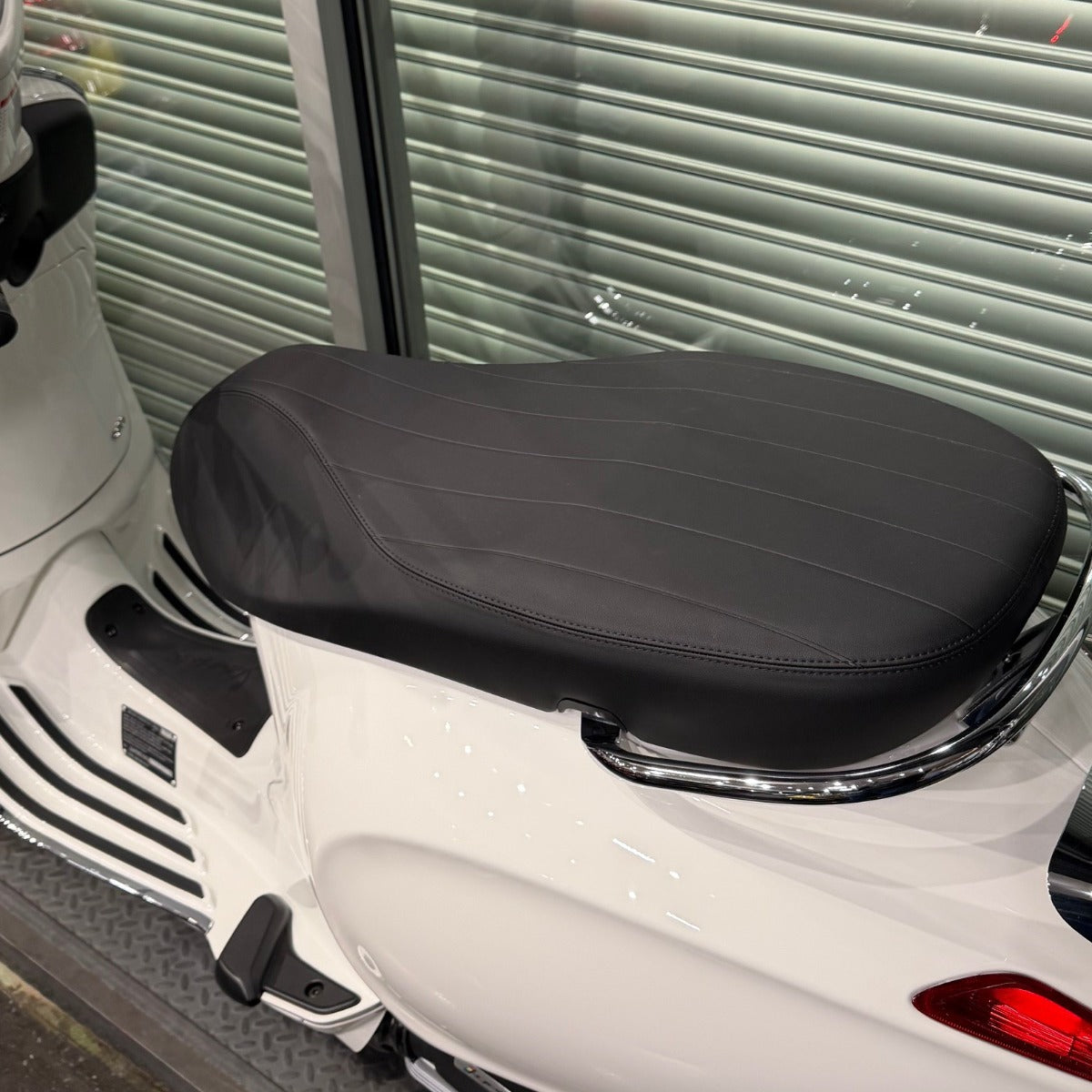 SEAT SADDLE BLACK RIBBED VESPA PRIMAVERA SEAT 150 2024- (1B012455R00C2)