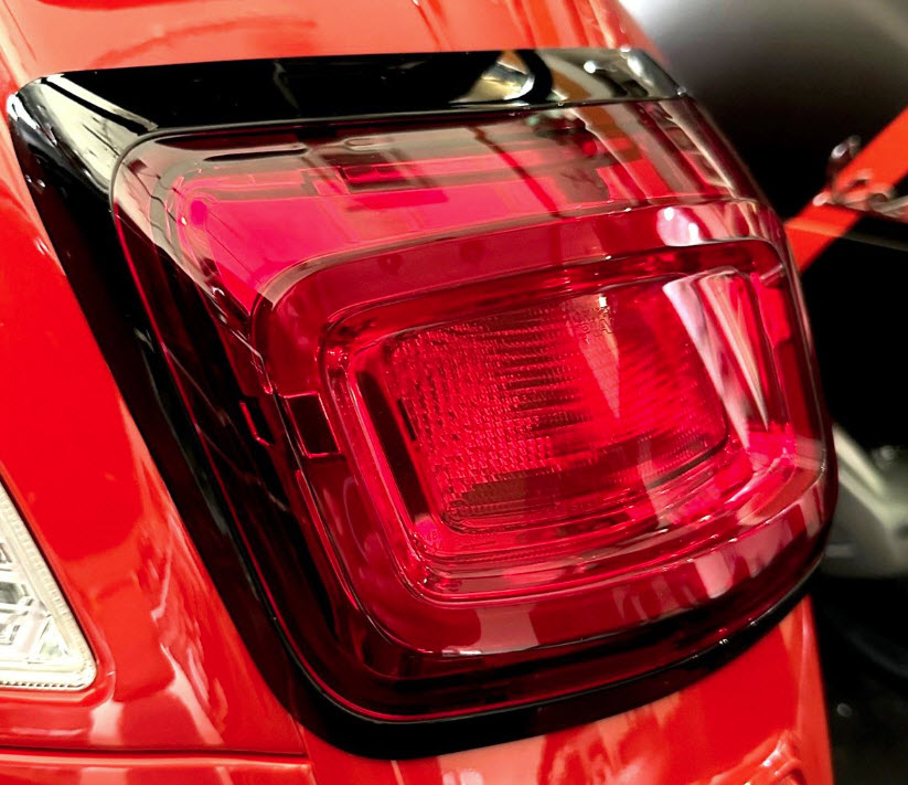 LED TAILLIGHT ASSEMBLY W/BLACK BEZEL VESPA GTS 300 HPE2 2023-