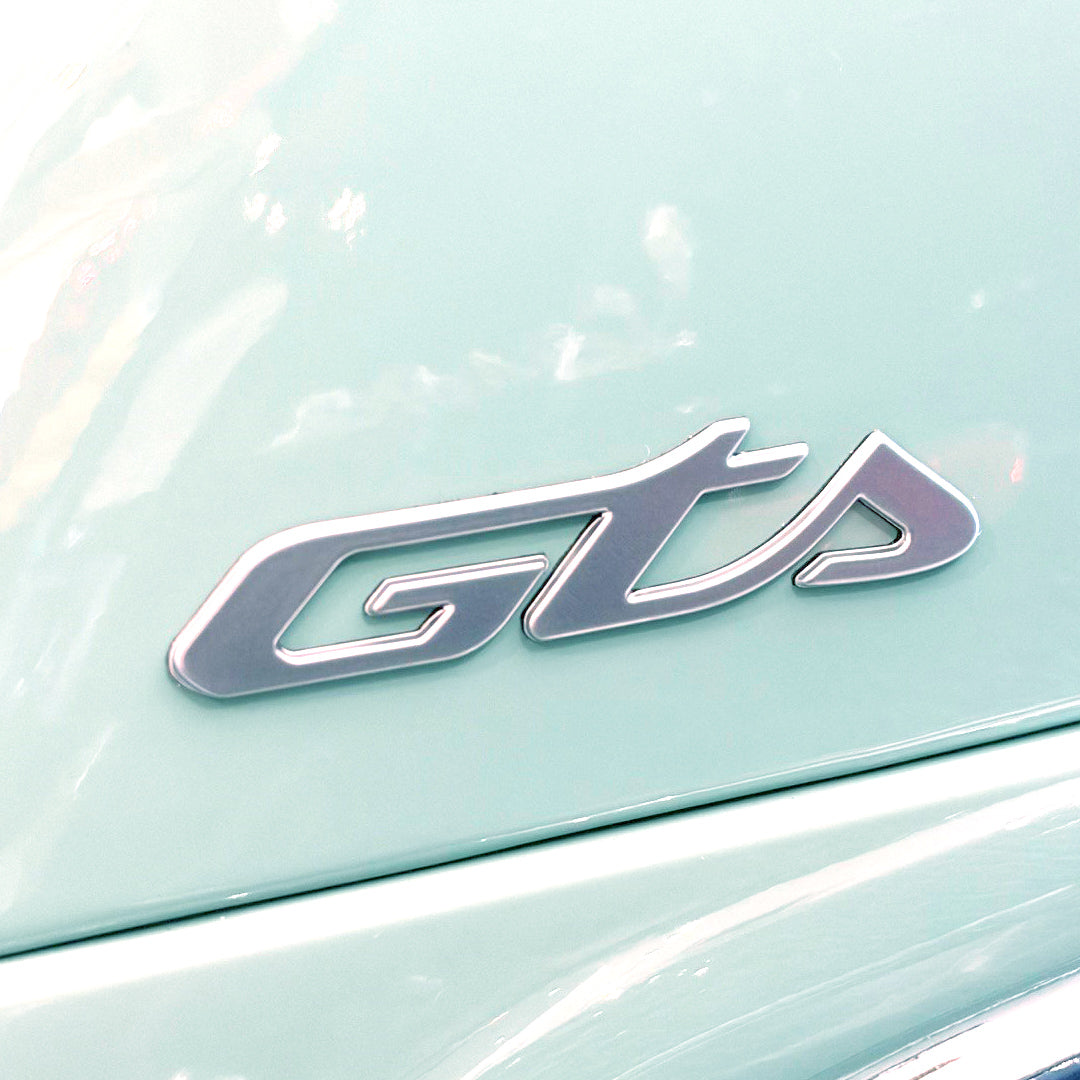 **GTS** SILVER 80TH BADGE/EMBLEM COWL VESPA 80TH GTS310