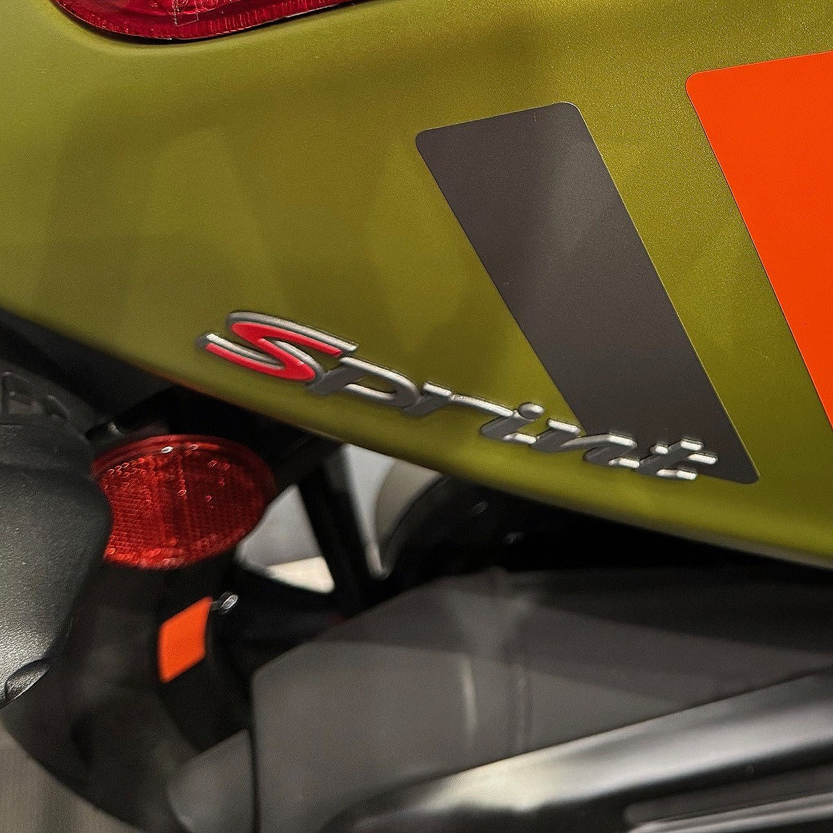 'SPRINT' COWL MATTE TITANIUM BADGE (EMBLEM) SPRINT S (2024-)