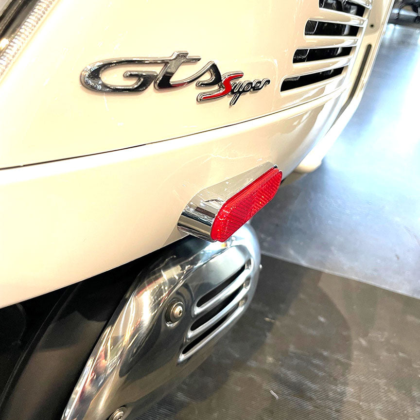 ORIGINAL REAR RIGHT RH Reflector for USA modern Vespa models LX, LXV GT200, GTS GTV 2005 TO 2019