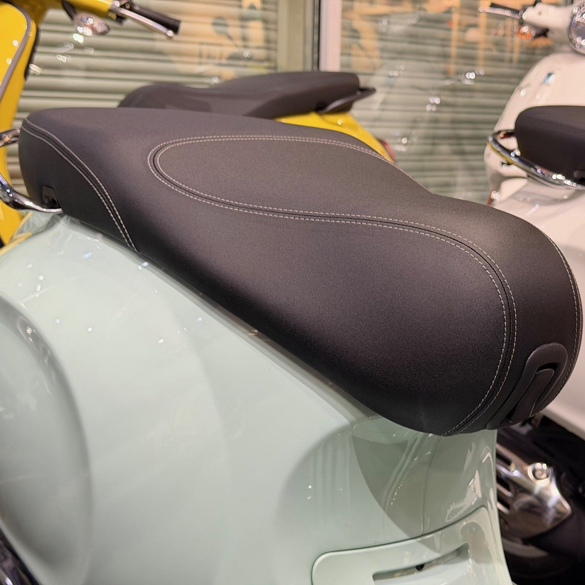 LOWERED SEAT BLACK VESPA PRIMAVERA & SPRINT 150 ORIGINAL VESPA (5A001512) **SUPER SALE**