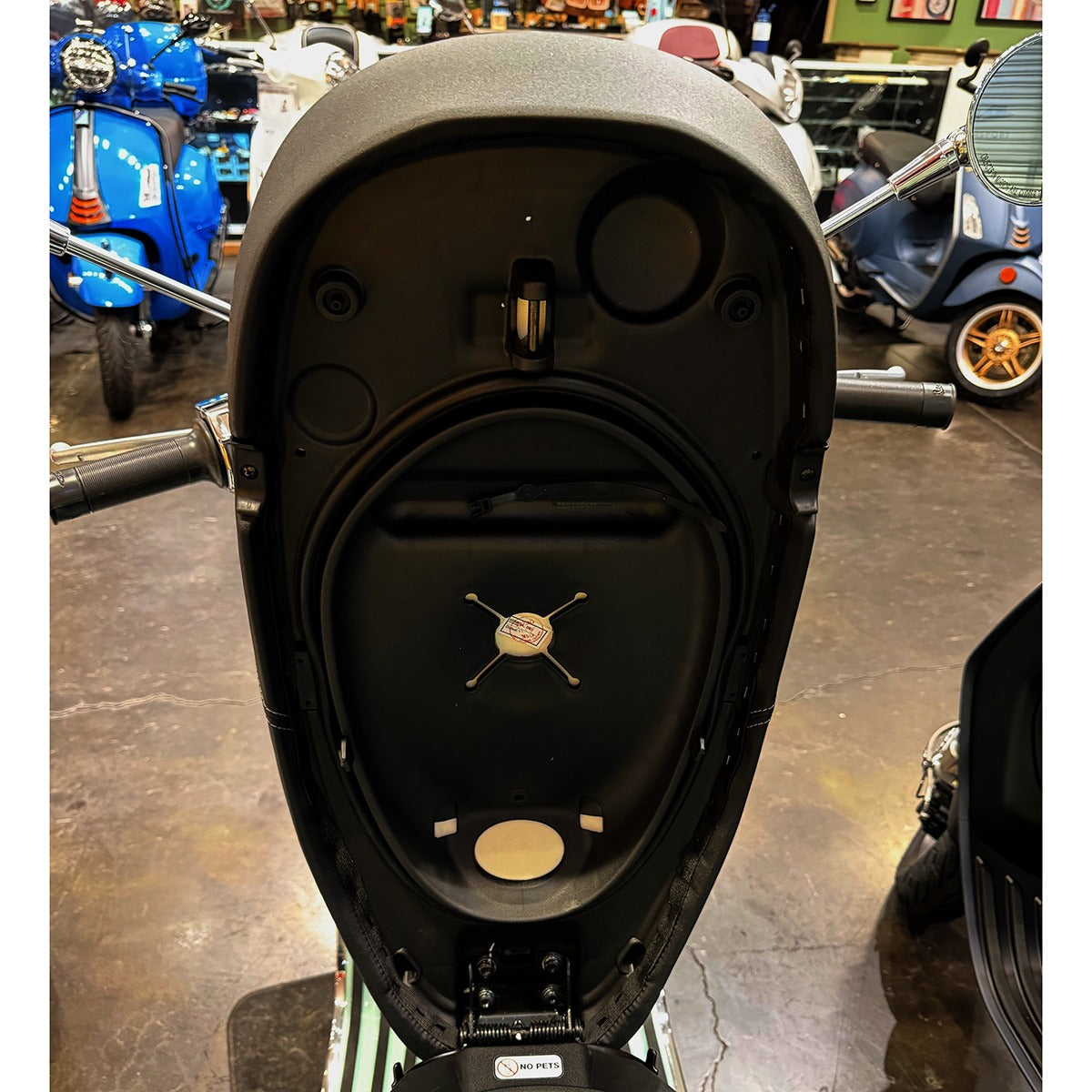 LOWERED SEAT BLACK VESPA PRIMAVERA & SPRINT 150 ORIGINAL VESPA (5A001512) **SUPER SALE**