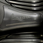 BLACK FLOORMAT OEM VESPA PRIMAVERA SPRINT 2024- (1B011402)