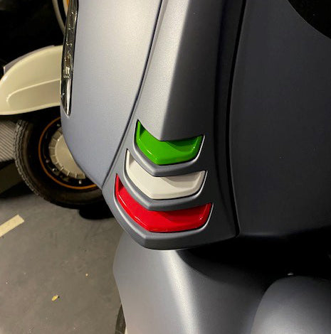 HORN COVER GRILL ITALIAN FLAG COLORS SET OF 3 VESPA GTS HPE 2020-2022 (MV500090I)
