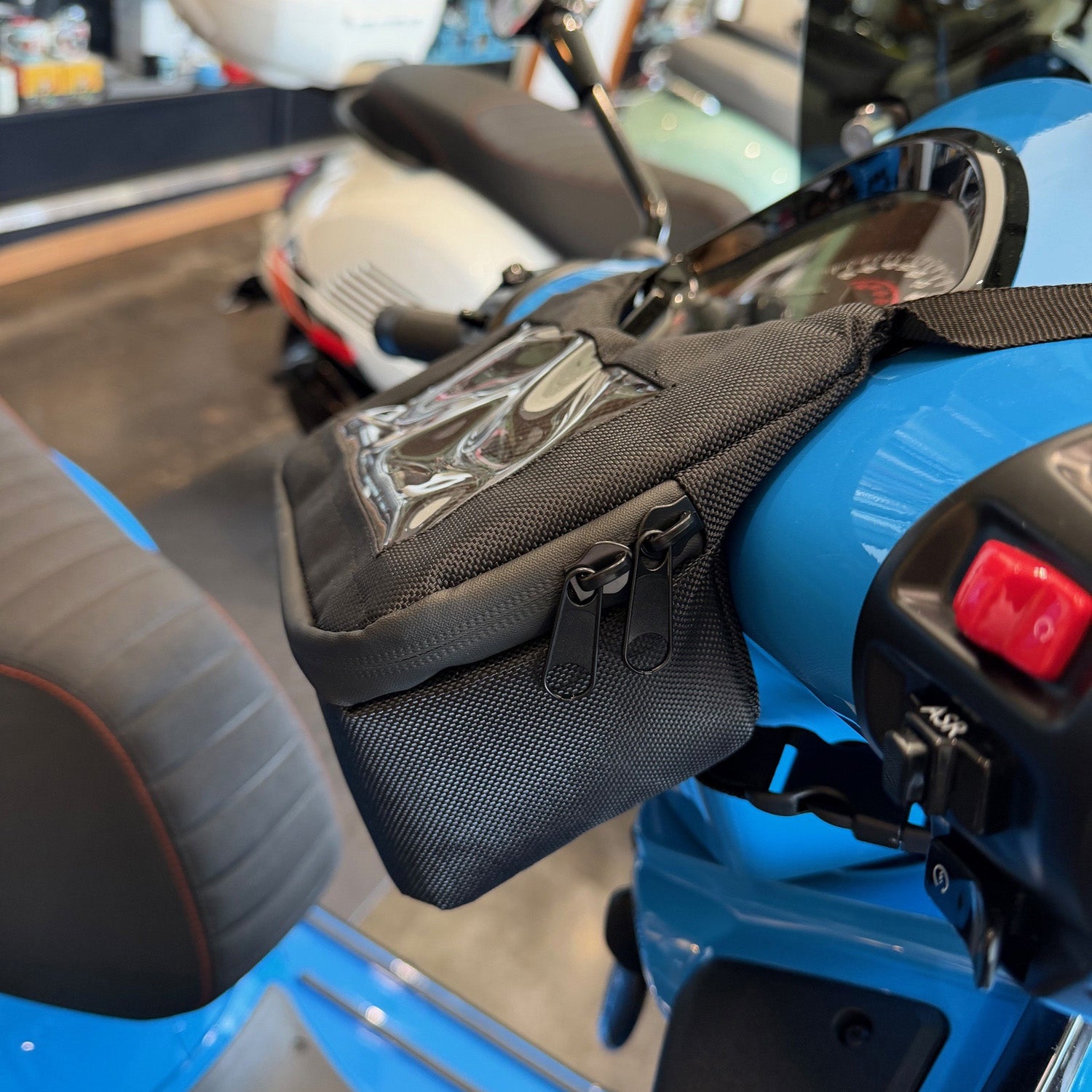 VESPA MOTORSPORT HANDLEBAR BAG WITH PHONE HOLDER  **SCOOTERWEST EXCLUSIVE**