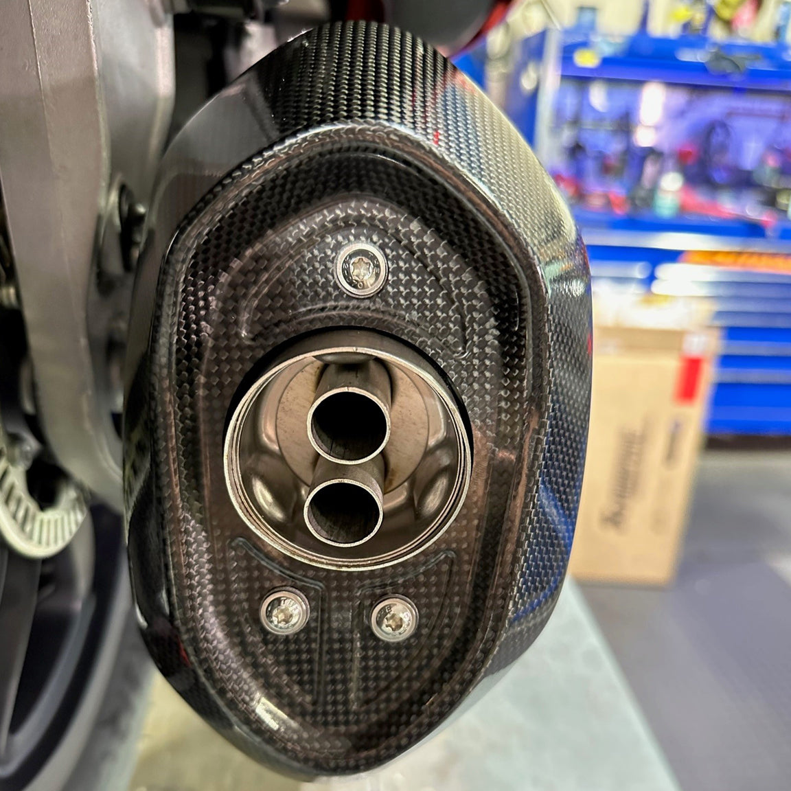 *BLACK* *AKRAPOVIC* GTS/GTV/SUPER 300 2023 AND NEWER HPE2 PERFORMANCE EXHAUST (MUFFLER)
