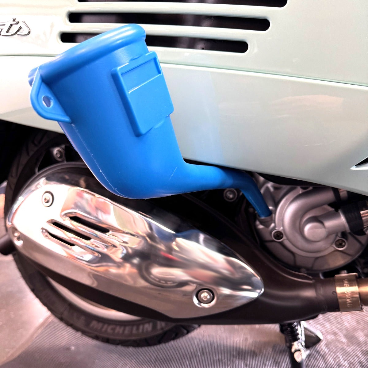 BLUE OIL FUNNEL W/MODIFIED TIP FOR VESPA HPE HPE2 GTS310 PRIMAVERA SPRINT PIAGGIO SCOOTERS  *SCOOTERWEST EXCLUSIVE*